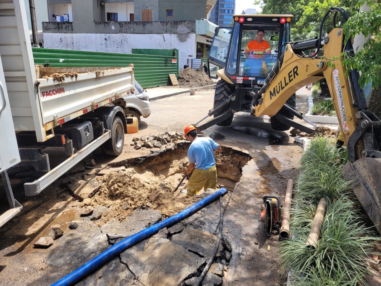 TORRES - Corsan repara rede rompida para normalizar abastecimento no Centro e em quatro bairros