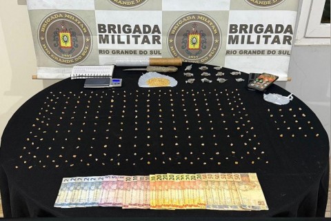 BM prende dupla por tráfico de drogas e apreende 268 pedras de crack em Torres