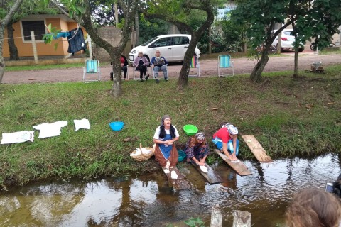 Arroio do Sal celebra Dia das Lavadeiras com encenações e atividades para alunos e comunidade