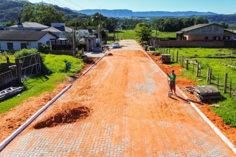 Mais uma pavimentação na fase final: bairro Santa Rita é beneficiado