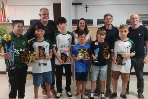 Cerimônia de premiação encerra 3º Campeonato Municipal de Futsal Taça Pedro Bernardo da Luz