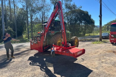 Morrinhos do Sul conquista roçadeira hidráulica articulada para manutenção das estradas