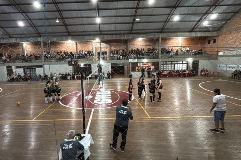 Semifinais do Voleibol agitam Três Cachoeiras com duelos decididos em cinco sets