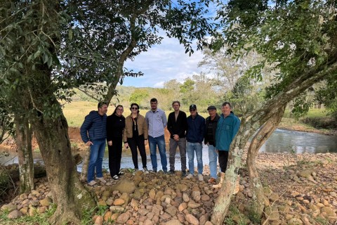 Três Cachoeiras recebe máquinas do Programa Desassorear RS para início das obras no Rio Paraíso