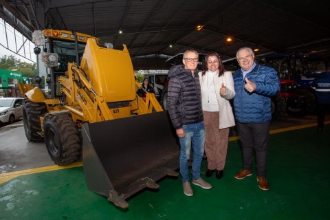 Três Cachoeiras recebe retroescavadeira, trator agrícola e carreta para reforçar atendimento aos agricultores