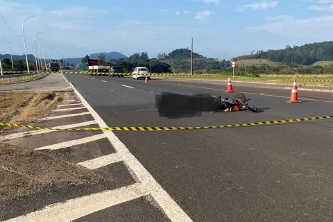Idosa morre atropelada por carreta ao tentar atravessar a BR-101 em Três Cachoeiras