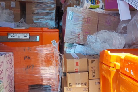 PRF flagra carreta transportando produtos perigosos com alimentos na BR-101, em Osório