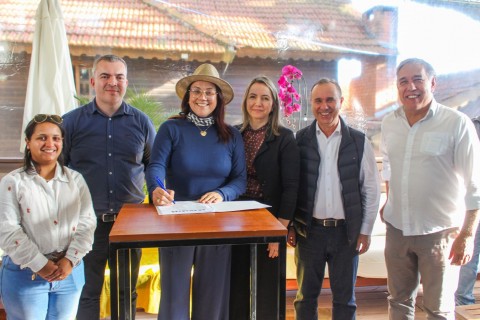 Três Cachoeiras assina ordem de serviço para pavimentação da estrada entre Lajeadinho e Rio do Terra