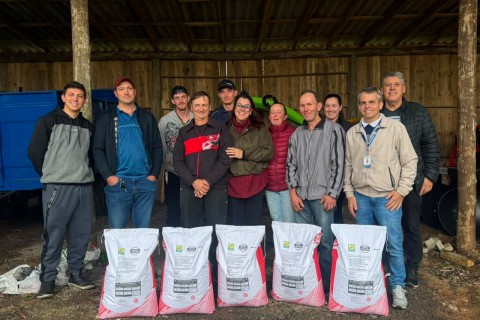 Três Cachoeiras inicia entrega de sementes de milho e sorgo a 29 agricultores pelo Programa Milho 100%