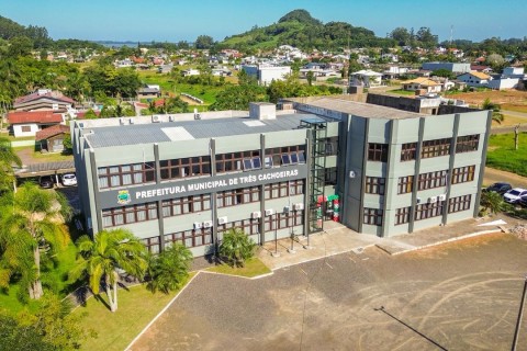 Prefeitura de Três Cachoeiras inaugura elevador com  acessibilidade e revitalização da fachada