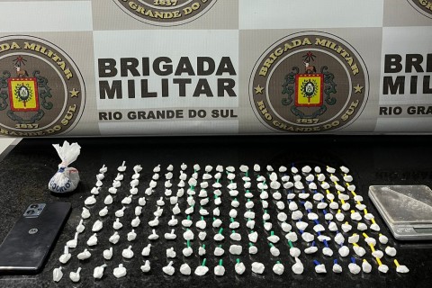 BM prende dupla com quase 200 porções de drogas em Imbé