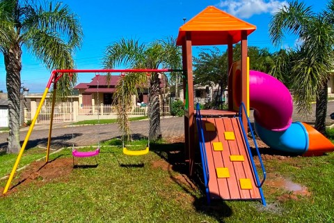 Praça de Santo Anjo da Guarda recebe novo playground em Três Cachoeiras