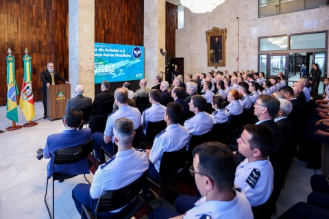 Deputado Victorino presta homenagem aos aviadores do Brasil