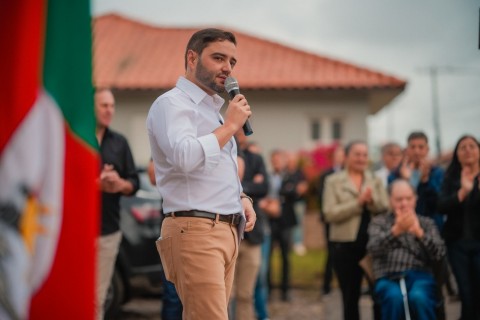 Gabriel Souza inaugura obra do Programa Pavimenta em Torres