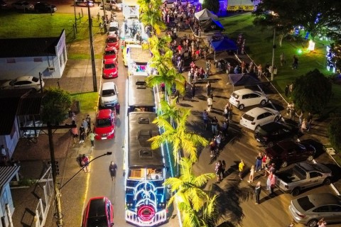 Caravana Natalina 2025 encanta famílias em Três Cachoeiras